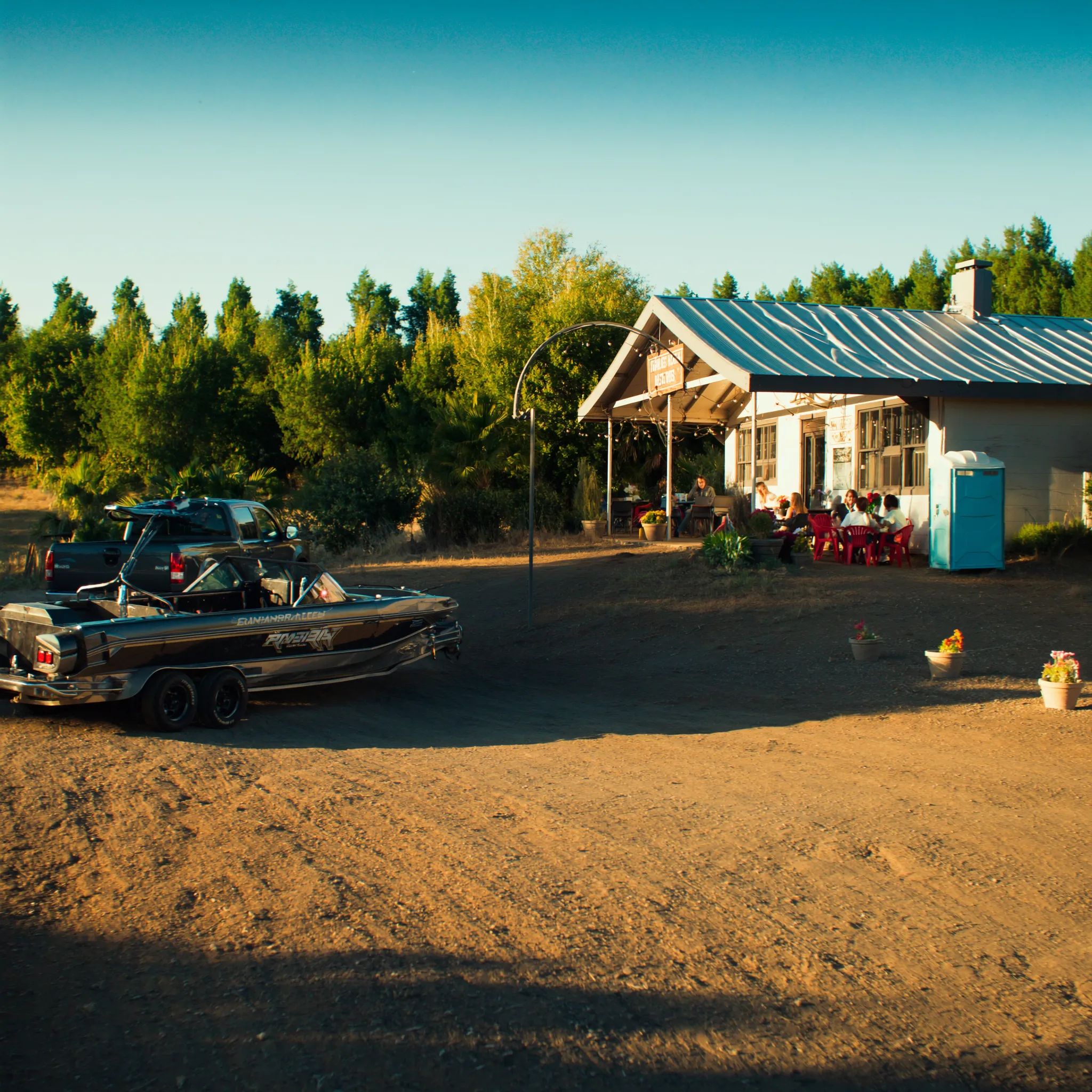 Photorealistic angler-friendly lodging and dining near Clear Lake